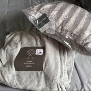 Vince Camuto Soft Cream Throw Blanket